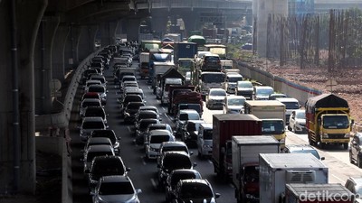 Potret Kemacetan di Tol Jakarta-Cikampek Jelang Lebaran