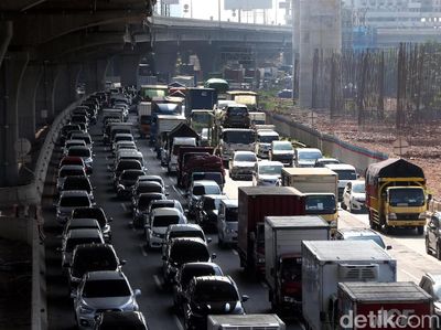 Potret Kemacetan di Tol Jakarta-Cikampek Jelang Lebaran