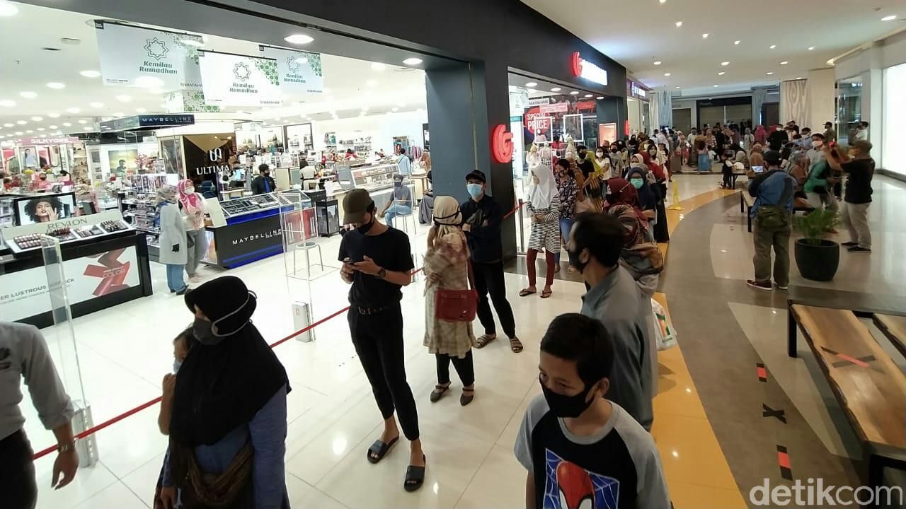 Pengunjung memadati salah satu toko pakaian di Cirebon, Jawa Barat, baru-baru ini. (Foto: Sudirman Wamad/detikcom)