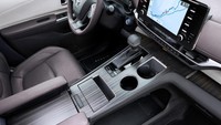 Keunggulan yang paling ditawarkan ialah Bridge Console, yakni satu konsol tengah yang membagi area pengemudi dan penumpang di mana menjadi sejumlah ruang penyimpanan.Fitur lainn yang dibenamkan pada interior Sienna ini, seperti vakum cleaner, lemari pendingin yang berada di tengah jok kedua, sandaran tangan, tempat gelas dan charger.Foto: Toyota