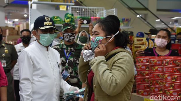 Bupati Pati beri masker ke pengunjung yang tidak memakai masker