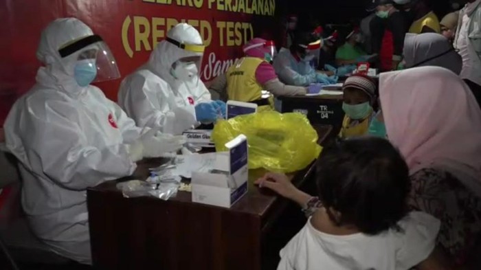 Hendak Mudik, Ratusan Penumpang Kapal Malam di Kendari Jalani Rapid Test. (Foto: Sitti Harlina/detikcom)