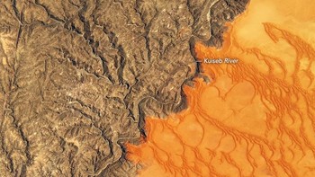 Pegunungan pasir di gurun Namib, Afrika. Diabadikan oleh Operational Land Imager (OLI) di satelit Landsat 8. Foto: NASA Earth Observatory