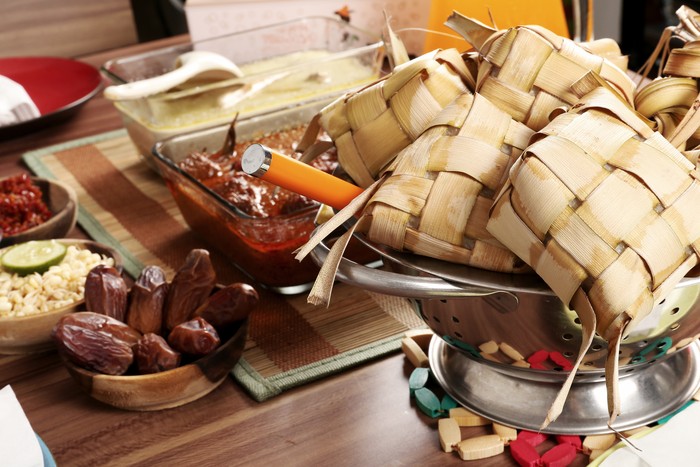 My Family celebrate Happy Ied 1436 H with simple indonesian cuisine dinner with Ketupat, Rendang, Opor Ayam, Sambal Bajak and others meal.