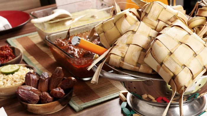 Makanan Lebaran My Family celebrate Happy Ied 1436 H with simple indonesian cuisine dinner with Ketupat, Rendang, Opor Ayam, Sambal Bajak and others meal.