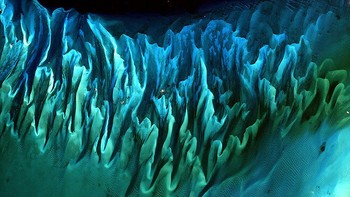 Pencitraan satelit dari pasir dan rumput laut di Bahama. Gambar diambil oleh Enhanced Thematic Mapper plus (ETM +) instrumen di atas satelit Landsat 7 .  Foto: NASA Earth Observatory