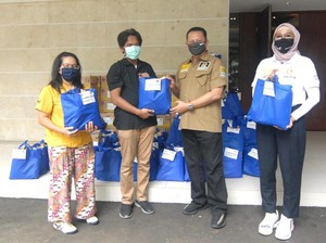 Ketua MPR Bagikan Sembako dan Ratusan Ayam Beku ke Wartawan Parlemen