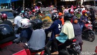 Kemacetan terjadi di jalan depan Pasar Kota Rembang.