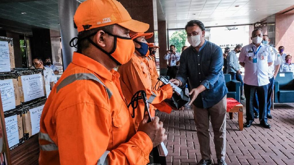 Kemenparekraf Bagikan 10 Ribu Masker Kain ke PPSU Jakarta