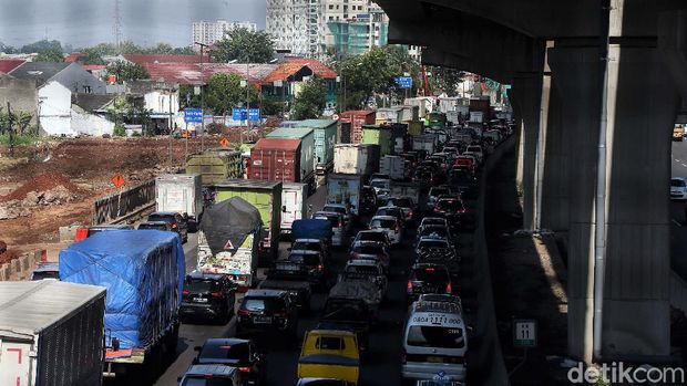 Suasana kemacetan di Tol Jakarta-Cikampek pada pagi tadi