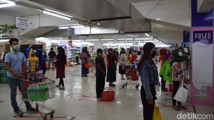 Suasana swalayan di Pati yang ramai dipadati pengunjung jelas Lebaran