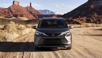 Pada bagian muka, Toyota Sienna 2021 kini terinspirasi dari kereta cepat Shinkansen Japanese Bullet.  Desain lampu depan dipasang tinggi dan direntangkan ke samping seolah-olah keduanya terbentuk oleh hembusan angin. Foto: Toyota