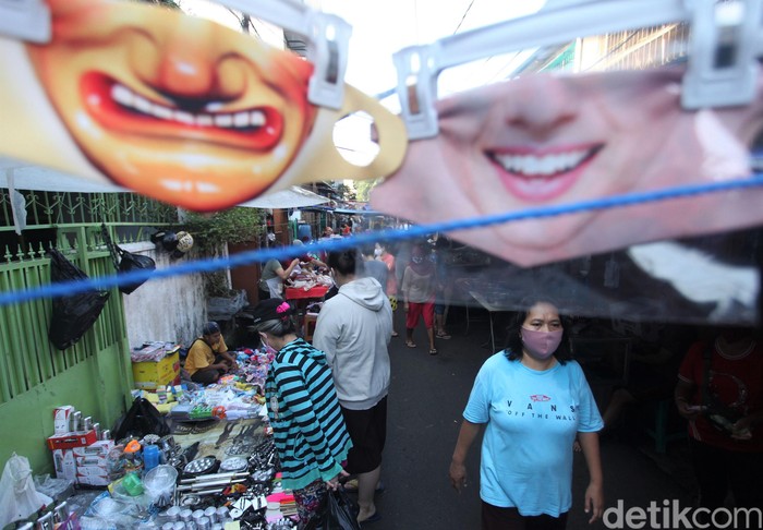 Pasar Gudang Areng, Tanah Sereal, tampak ramai dengan aktivitas para pedagang dan pembeli. Aktivitas pasar berjalan normal meski penerapan PSBB masih diterapkan