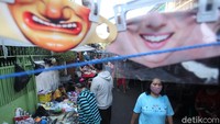 Pasar yang berada di gang sempit ini tetap buka seperti biasa meski penerapan PSBB di Jakarta masih diberlakukan.  