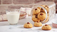 Cookies almond juga kerap disantap orang China saat Imlek. Bentuknya bulat dan warnanya emas, mirip koin yang menyimbolkan keberuntungan dan kemakmuran.