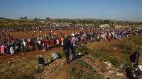 Begini potret warga Afrika Selatan antre pembagian makanan.