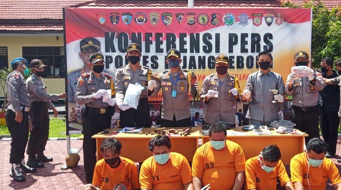 DB (tengah) bandar ganja sekaligus penjual senpi rakitan sendiri di Bengkulu.