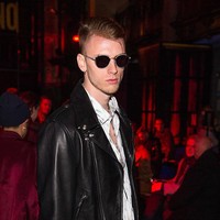 Nama Machine Gun Kelly kembali menjadi perbincangan baru-baru ini menyusul kabar Megan Fox dan Brian Austin yang bercerai setelah 10 tahun menikah. Pria beranak satu itu disebut-sebut sebagai selingkuhan Megan dan menjadi penyebab perceraian tersebut. (Foto: Getty Images/Luca V. Teuchmann)