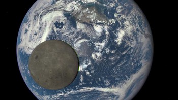 Bumi dan Bulan. Foto: NASA Earth Observatory