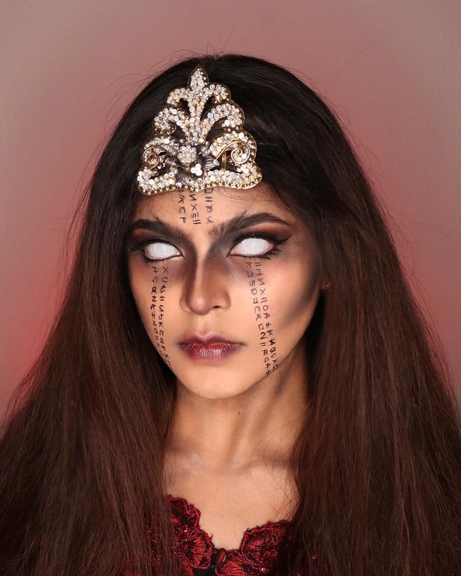 Riasan ini dipakai oleh Jharna dalam video Lathi Challenge miliknya, saat dirinya berubah menjadi tampilan yang lebih horror. Untuk menambah kesan horror, dirinya menggunakan lensa kontak berwarna putih polos. Bagaimana, menyeramkan tidak? Foto: Instagram/@jharnabhagwani