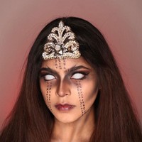 Riasan ini dipakai oleh Jharna dalam video Lathi Challenge miliknya, saat dirinya berubah menjadi tampilan yang lebih horror. Untuk menambah kesan horror, dirinya menggunakan lensa kontak berwarna putih polos. Bagaimana, menyeramkan tidak? Foto: Instagram/@jharnabhagwani