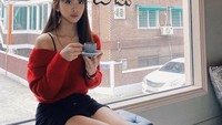 Selain ngeteh, Dita juga hobi ngopi di kafe kekinian yang ada di Seoul. Banyak penggemarnya yang menyebut Dita mirip seperti orang Korea asli. Foto: Instagram @ditakarang