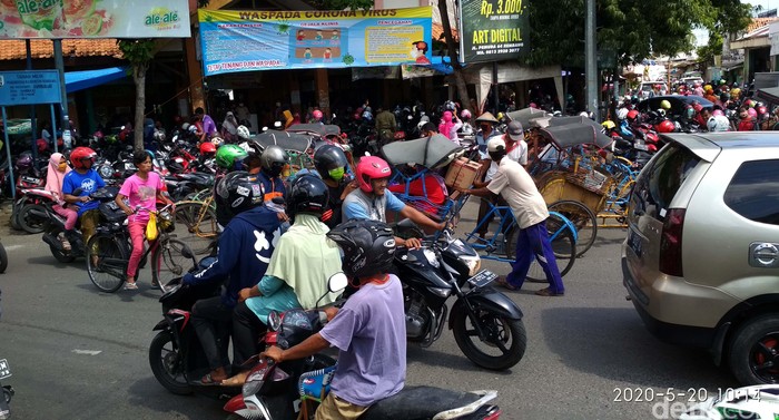 Lonjakan jumlah pengunjung terjadi di Pasar Kota Rembang, Jawa Tengah, Rabu (20/5). Begini potretnya.