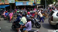 Pengunjung juga tampak mengabaikan anjuran jaga jarak dalam kondisi pandemi virus Corona atau COVID-19.