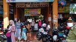 Potret Kepadatan Pengunjung di Pasar Kota Rembang
