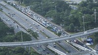 Meski masa pembatasan sosial berskala besar (PSBB) di Jakarta masih berlangsung, sejumlah warga dengan kendaraannya tampak sudah kembali mulai memadati lalu lintas Ibu kota. Seperti yang terlihat di ruas jalan Gatsu akses menuju masuk pintu tol Semanggi ini.