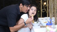 Ini momen kedekatan antara Andre dan putrinya yang bernama Lova. Andra bahkan mencoba menyuapi mie ayam tersebut untuk Lova. Foto: Instagram @andreastaulany