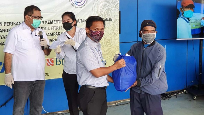 Kadin dan KKP Berikan Bantuan untuk Nelayan Muara Baru Kadin Indonesia bersama Kementerian Kelautan dan Perikanan (KKP) memberikan bantuan 2.000 paket sembako. Sembako diberikan untuk nelayan di Muara Baru, Jakarta.