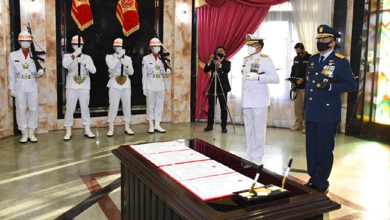 Yudo Margono dan Fadjar Prasetyo Upacara penyerahan jabatan Yudo Margono jadi KSAL dan Fadjar Prasetyo jadi KSAU di di Subden Denma Mabes TNI, Jakarta. Prosesi ini berlangsung sebelum mereka dilantik Presiden Jokowi.
