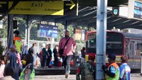 Pada H-4 Lebaran, masih banyak warga atau penumpang yang hendak naik kereta api rangkaian listrik di Stasiun Kereta Api Bekasi, Rabu (20/05/2020).
