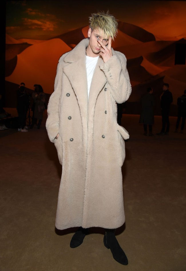 Dikabarkan US Weekly,  Machine Gun Kelly dan Megan Fox sempat terlihat bermesraan awal Mei lalu. Mereka sangat dekat dan melihat ada kesempatan di masa depan, kata seorang sumber. Mereka sedang terlibat dalam proyek film Midnight In The Switchgrass yang saat ini proses produksinya terhenti karena virus Corona. (Foto: Getty Images/Pascal Le Segretain)