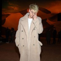 Dikabarkan US Weekly,  Machine Gun Kelly dan Megan Fox sempat terlihat bermesraan awal Mei lalu. Mereka sangat dekat dan melihat ada kesempatan di masa depan, kata seorang sumber. Mereka sedang terlibat dalam proyek film Midnight In The Switchgrass yang saat ini proses produksinya terhenti karena virus Corona. (Foto: Getty Images/Pascal Le Segretain)