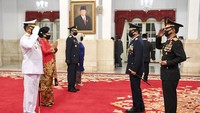 Panglima TNI Marsekal TNI Hadi Tjahjanto (kedua kanan) bersama Kapolri Jenderal Polisi Idham Aziz (kanan) memberikan ucapan selamat kepada Kepala Staf Angkatan Laut (KSAL) Laksamana TNI Yudo Margono (kiri) dan Kepala Staf Angkatan Udara (KSAU) Marsekal TNI Fadjar Prasetyo (ketiga kiri).