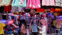 Mereka juga berburu pakaian untuk Lebaran.  