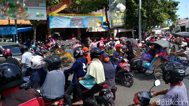 Pengunjung Pasar Kota Rembang yang berjejal jelang lebaran