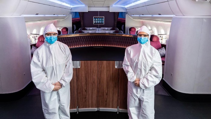 Awak Kabin Qatar Airways kenakan APD selama penerbangan