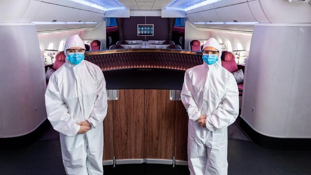 Awak Kabin Qatar Airways kenakan APD selama penerbangan