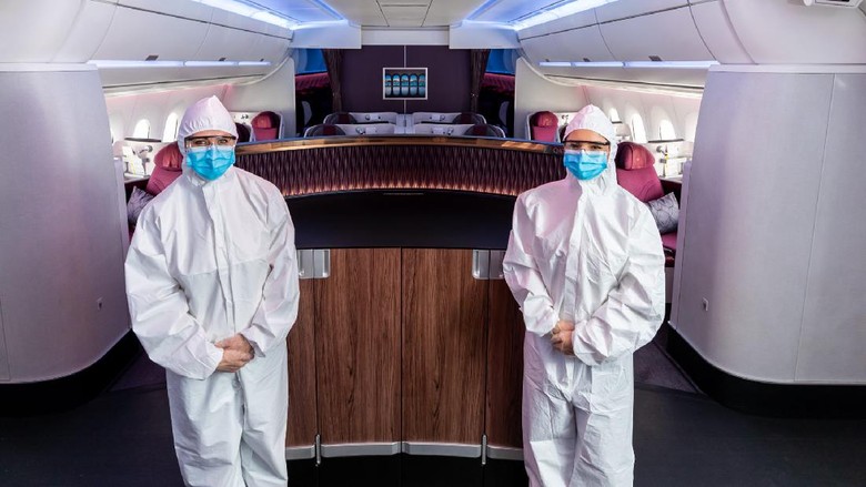 Awak Kabin Qatar Airways kenakan APD selama penerbangan Awak Kabin Qatar Airways kenakan APD selama penerbangan