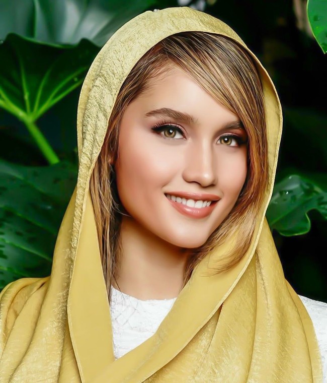Tampil berkerudung, Cinta Laura mendoakan 7,5 juta pengikutnya di Instagram. Gak kerasa puasa tinggal kurang dari seminggu lagi! Aku berdoa agar kalian semua sehat selalu, bahagia dan dilindungi Tuhan.  Have a wonderful week everyone!#cintalaurakiehl #kiehlers, tulis Cinta Laura pada Senin (18/5/2020). Foto: instagram @claurakiehl