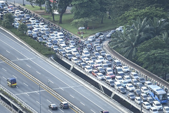 KEPADATAN KENDARAAN MASA PSBB Sejumlah kendaraan memadati ruas jalan di kawasan Semanggi, Jakarta, Selasa (19/5/2020). Meski masa pembatasan sosial berskala besar (PSBB) masih berlangsung, sejumlah warga dengan kendaraannya mulai memadati lalu lintas Ibukota. ANTARA FOTO/Muhammad Adimaja/hp.