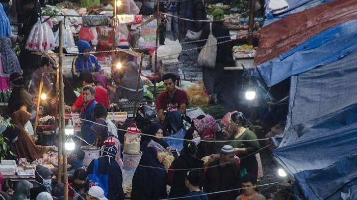Warga berbelanja kebutuhan pangan di salah satu Pasar Tradisional, Bandung, Jawa Barat, Rabu (20/5/2020). Warga mulai ramai berbelanja langsung di sejumlah pasar tradisional di Kota Bandung guna menambah stok kebutuhan pangan jelang Lebaran meskipun masa PSBB Kota Bandung diperpanjang hingga 29 Mei 2020. ANTARA FOTO/Novrian Arbi/foc.