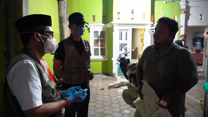 Mahasiswa UMI Makassar yang tidak mudik mendapat bansos Corona. (Ibnu Munsir/detikcom)
