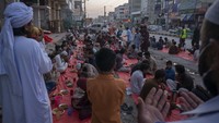 Buka puasa bersama digelar di jalan raya.