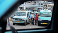 Untuk saat ini sopir angkot terus merasakan kurangnya pendapatan harian, selain penumpang yang terus menurun kebijakan jam operasional bagi angkot juga menjadi salah satu dampak kurangnya pendapatan.