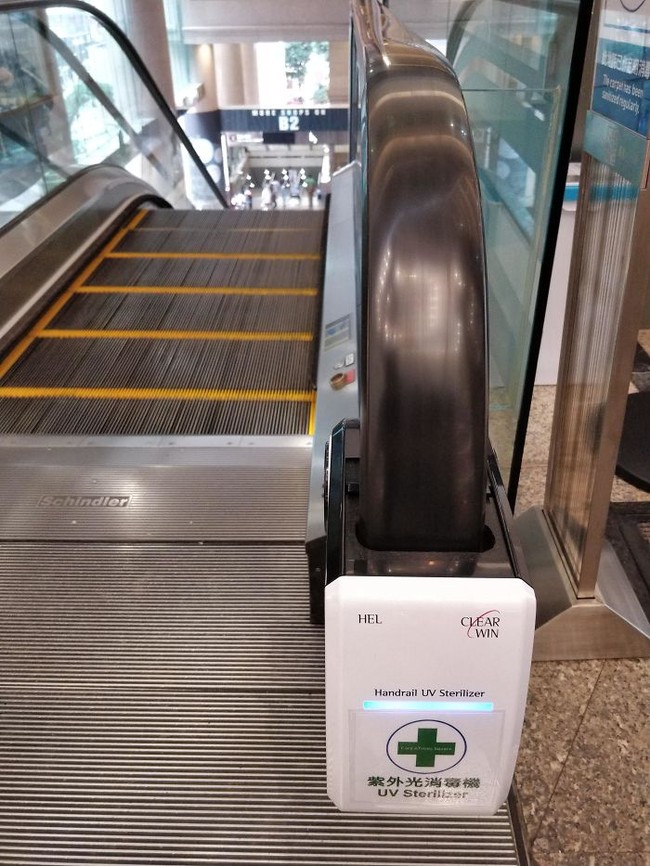 Eskalator di sebuah fasilitas umum di Hong Kong dipasang UV Sterilizer pada pegangannya. Sinar UV diharapkan dapat membunuh bakteri dan virus berbahaya. Foto: Reddit/Boredpanda