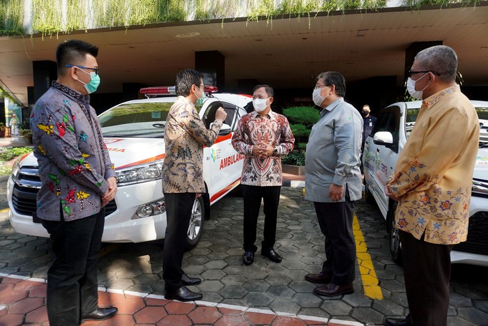 APD dan Ambulans untuk Kemenkes PT Toyota Astra Motor (TAM) dan PT Serasi Autoraya (SERA) menyerahkan bantuan berupa APD dan 3 mobil ambulans kepada Kemenkes untuk penanganan COVID-19.